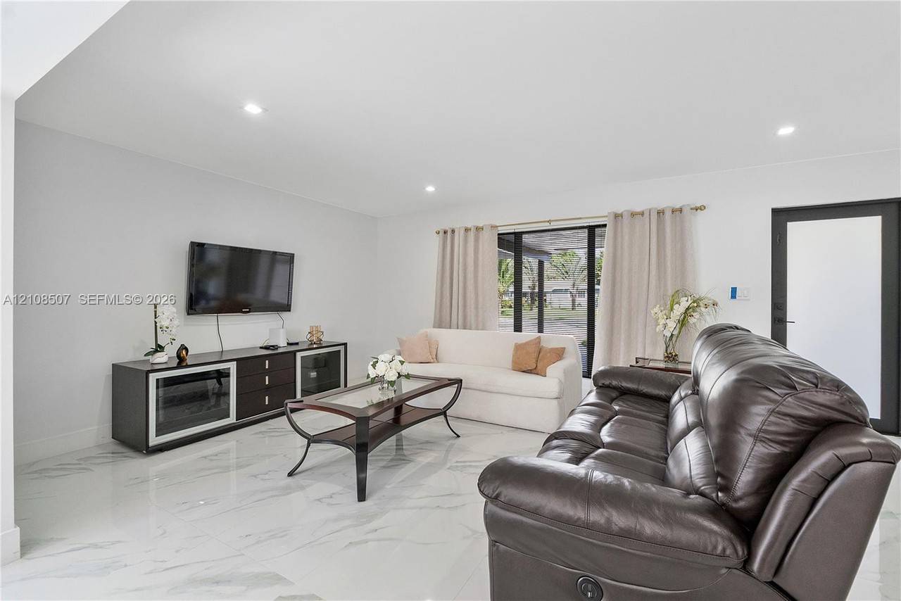 38 Sw 38th Ave - Photo 6 of 8