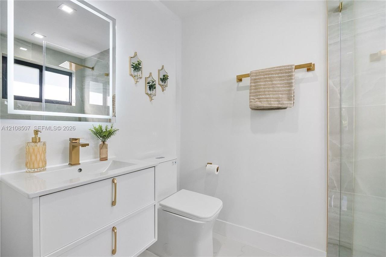 38 Sw 38th Ave - Photo 7 of 8