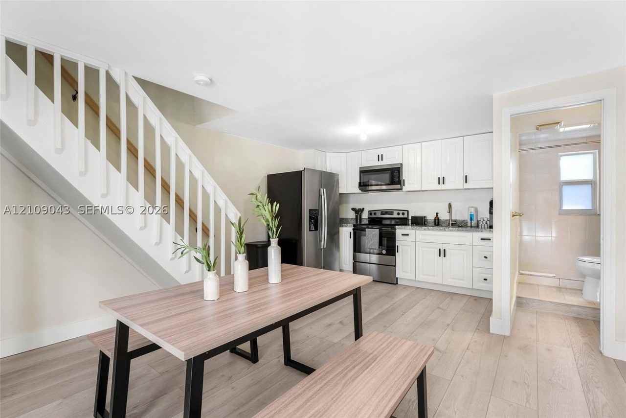 605 Sw 17th St #1-3 - Photo 3 of 16