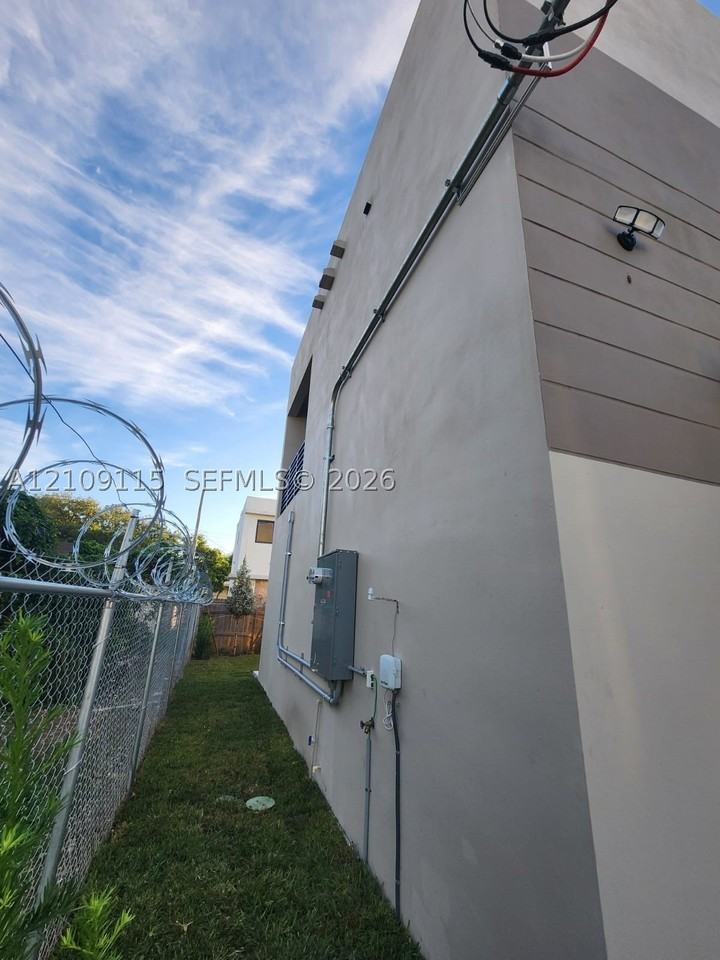 6233 Nw 20th Ave #A - Photo 4 of 23