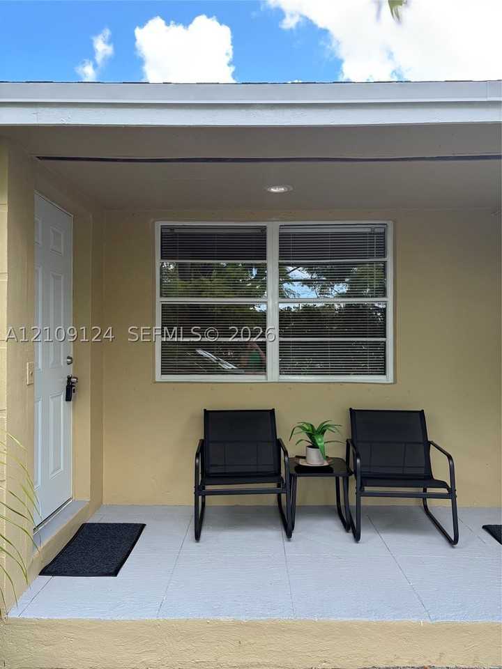 1610 Ne 9th St #1 - Photo 5 of 25