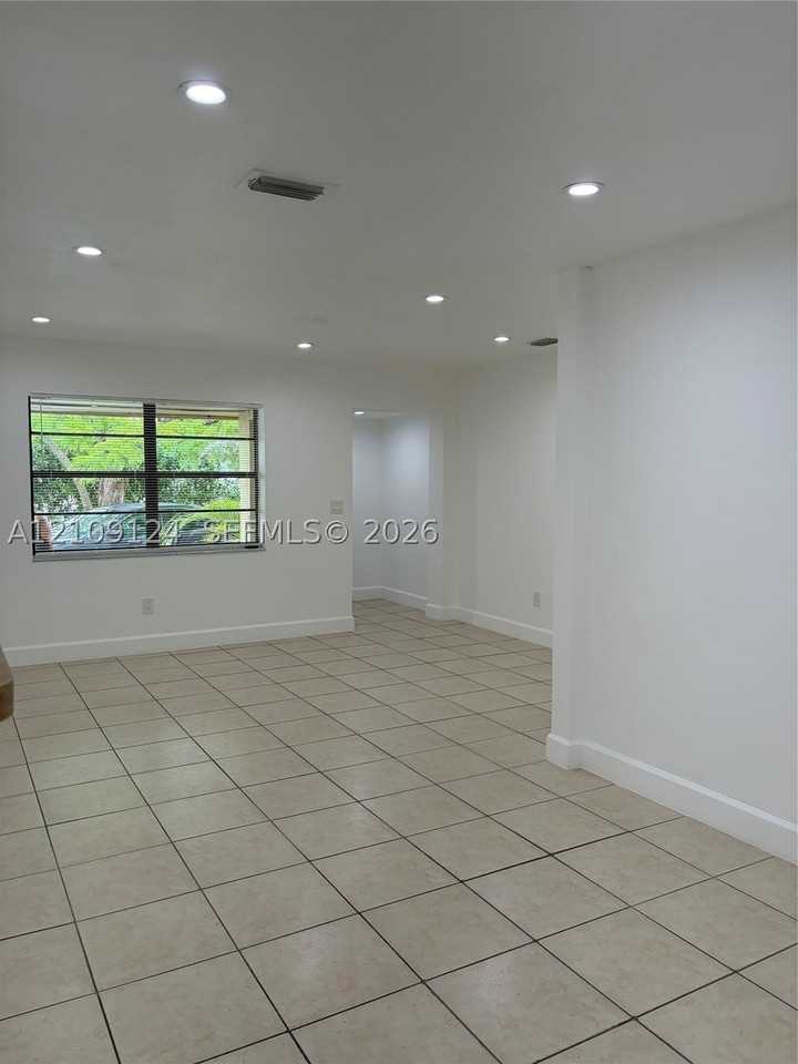 1610 Ne 9th St #1 - Photo 6 of 25