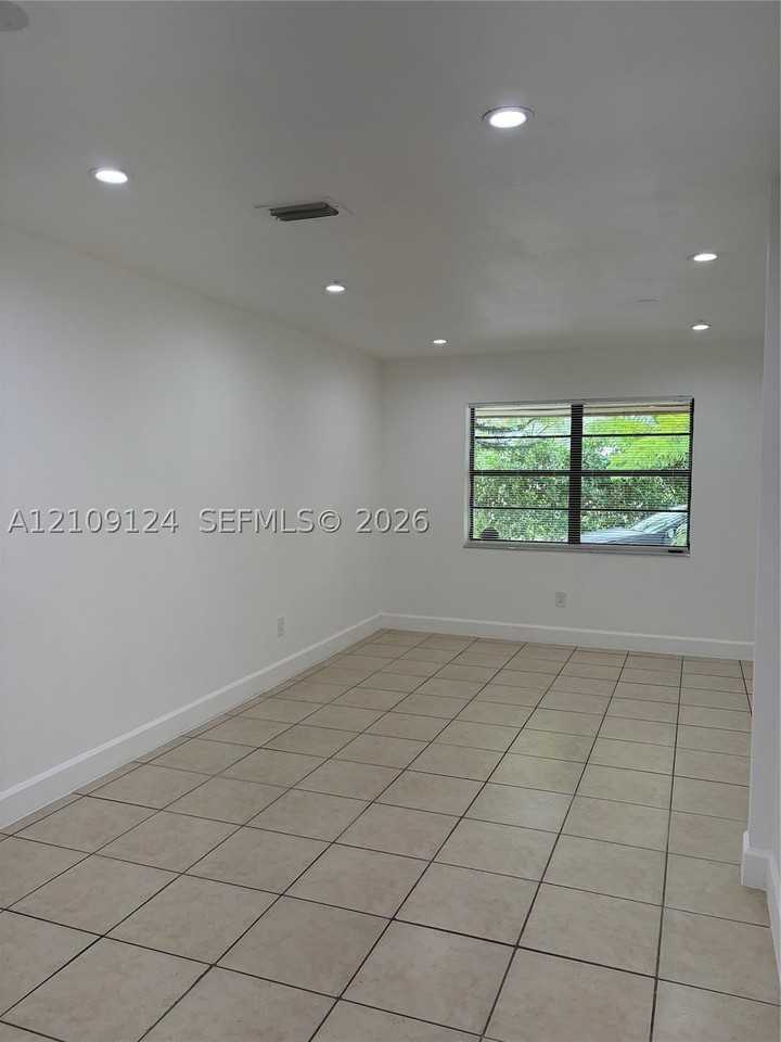 1610 Ne 9th St #1 - Photo 7 of 25