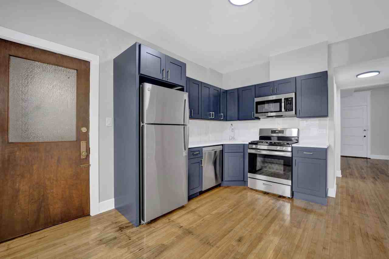 2337 W Thomas St #1R - Photo 2 of 8