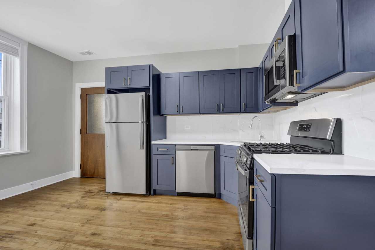 2337 W Thomas St #1R - Photo 3 of 8
