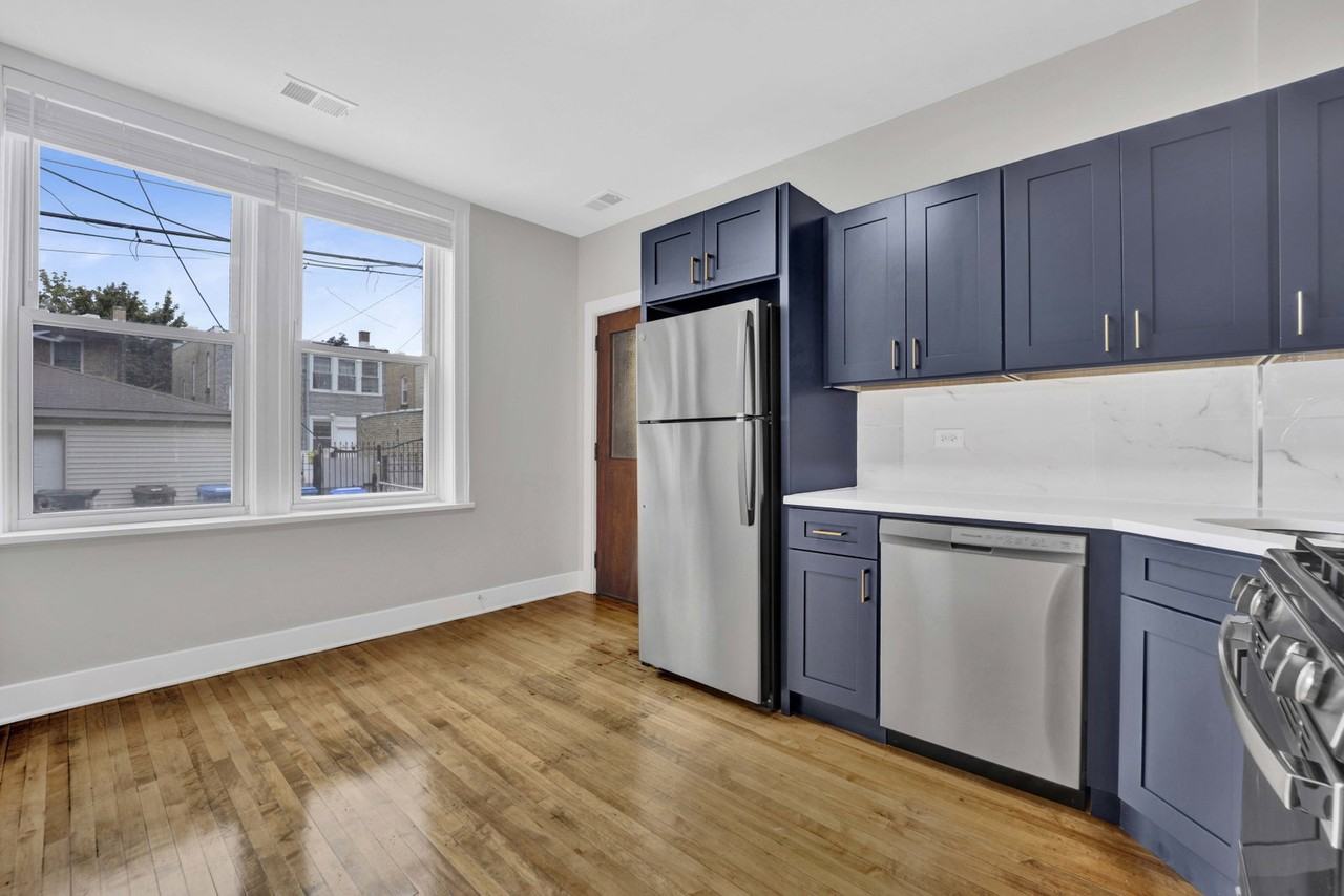 2337 W Thomas St #1R - Photo 4 of 8