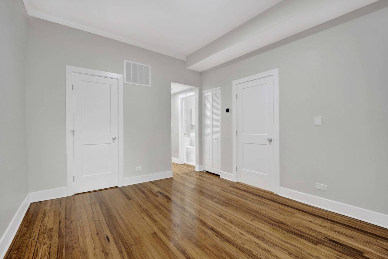 2337 W Thomas St #1R - Photo 5 of 8