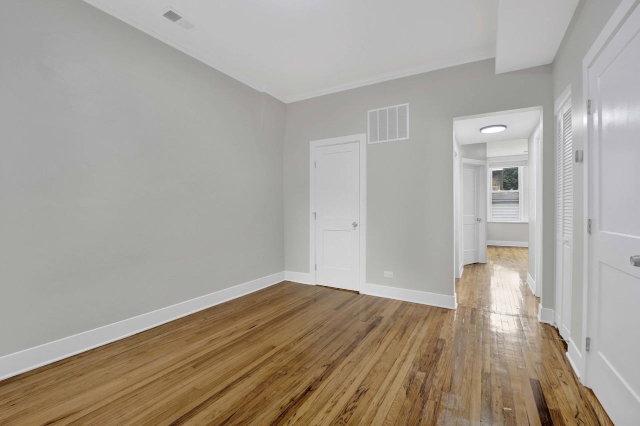 2337 W Thomas St #1R - Photo 6 of 8