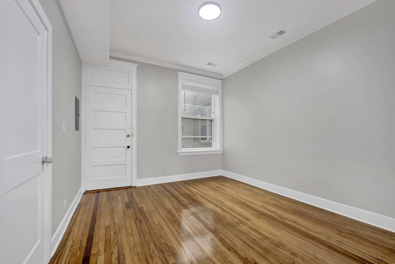 2337 W Thomas St #1R - Photo 7 of 8