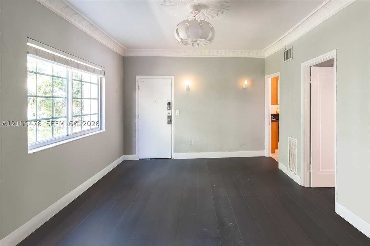846 Jefferson Ave #4 - Photo 4 of 28