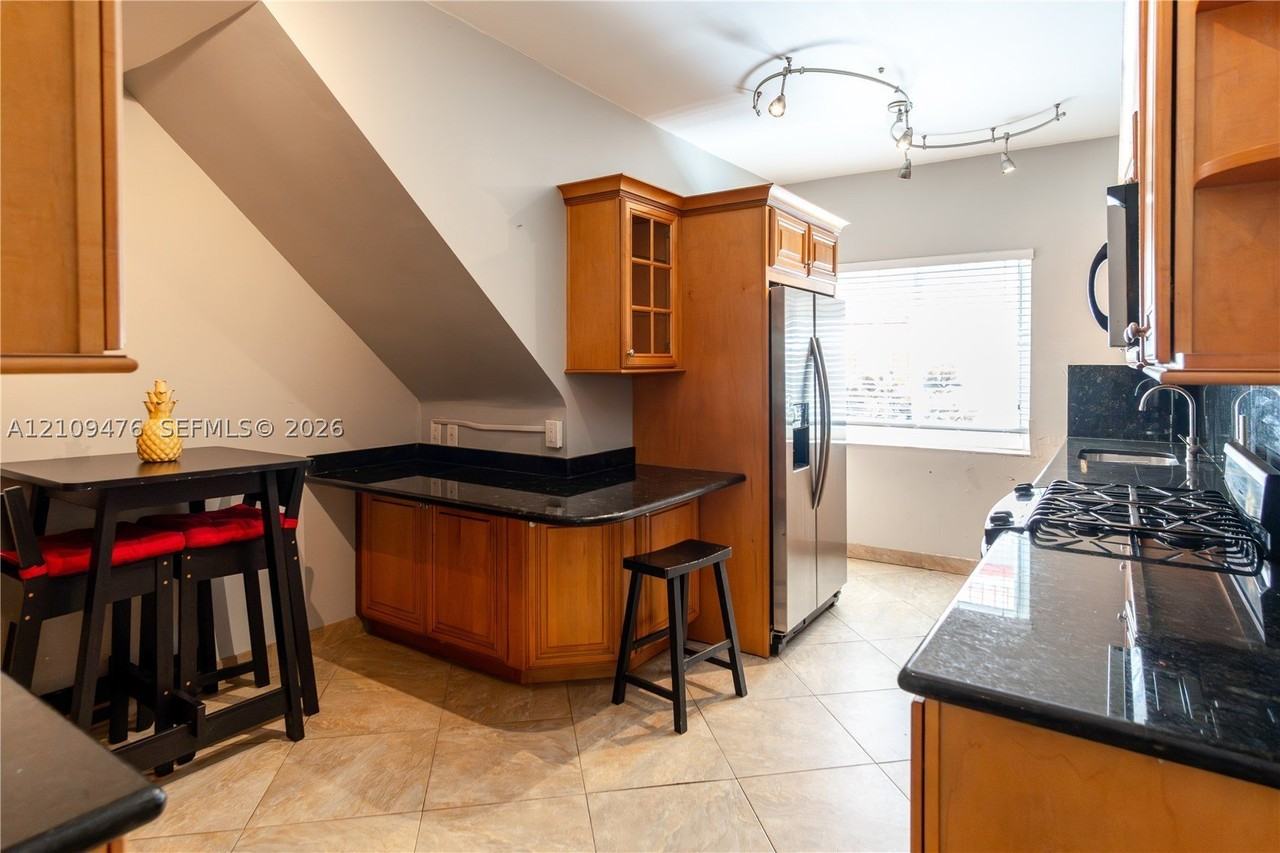 846 Jefferson Ave #4 - Photo 5 of 28
