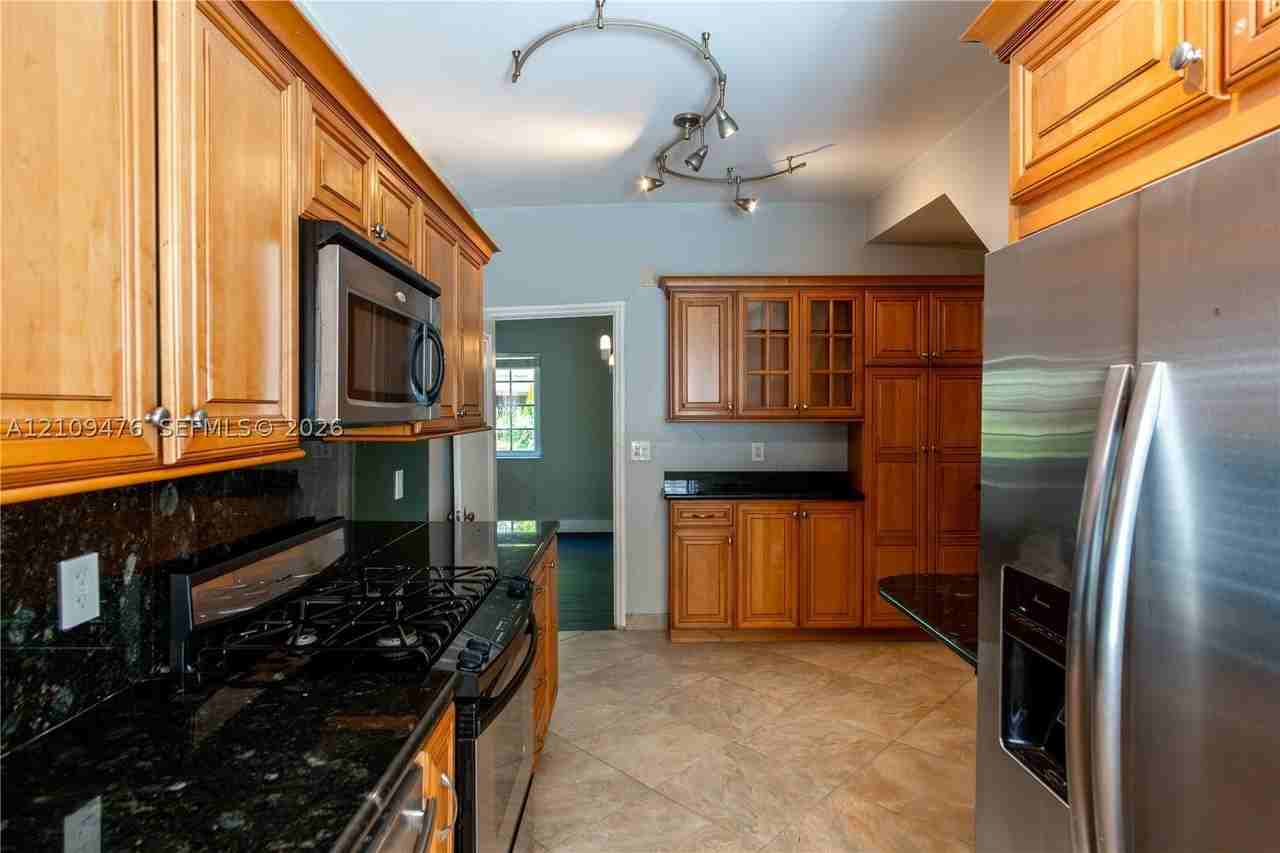846 Jefferson Ave #4 - Photo 6 of 28