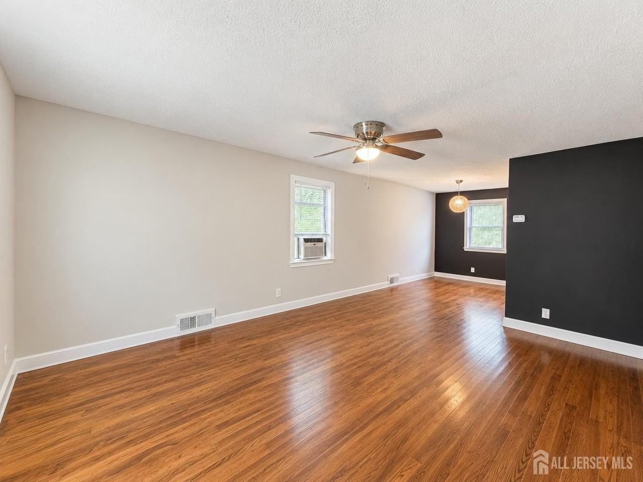 38 Macarthur Dr - Photo 2 of 9