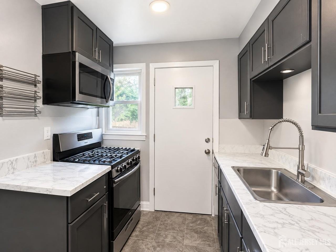 38 Macarthur Dr - Photo 3 of 9