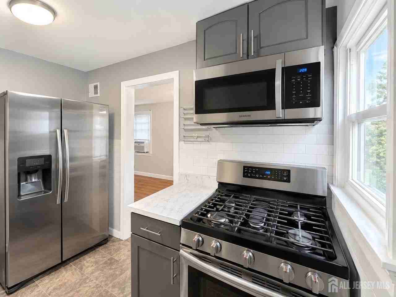 38 Macarthur Dr - Photo 4 of 9