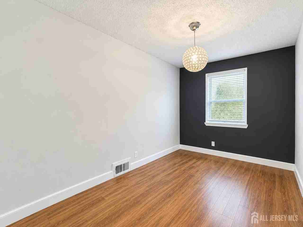 38 Macarthur Dr - Photo 5 of 9