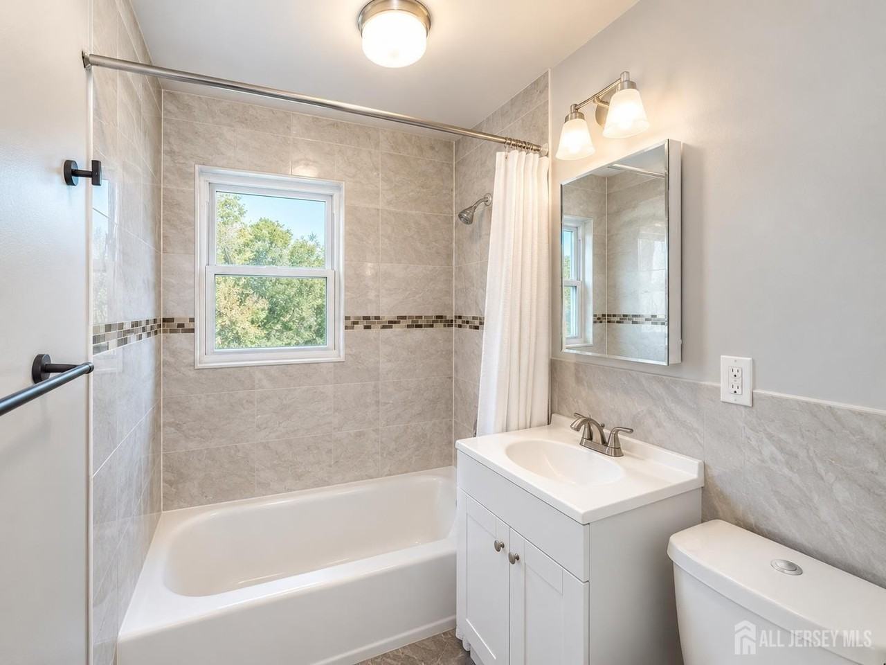 38 Macarthur Dr - Photo 6 of 9