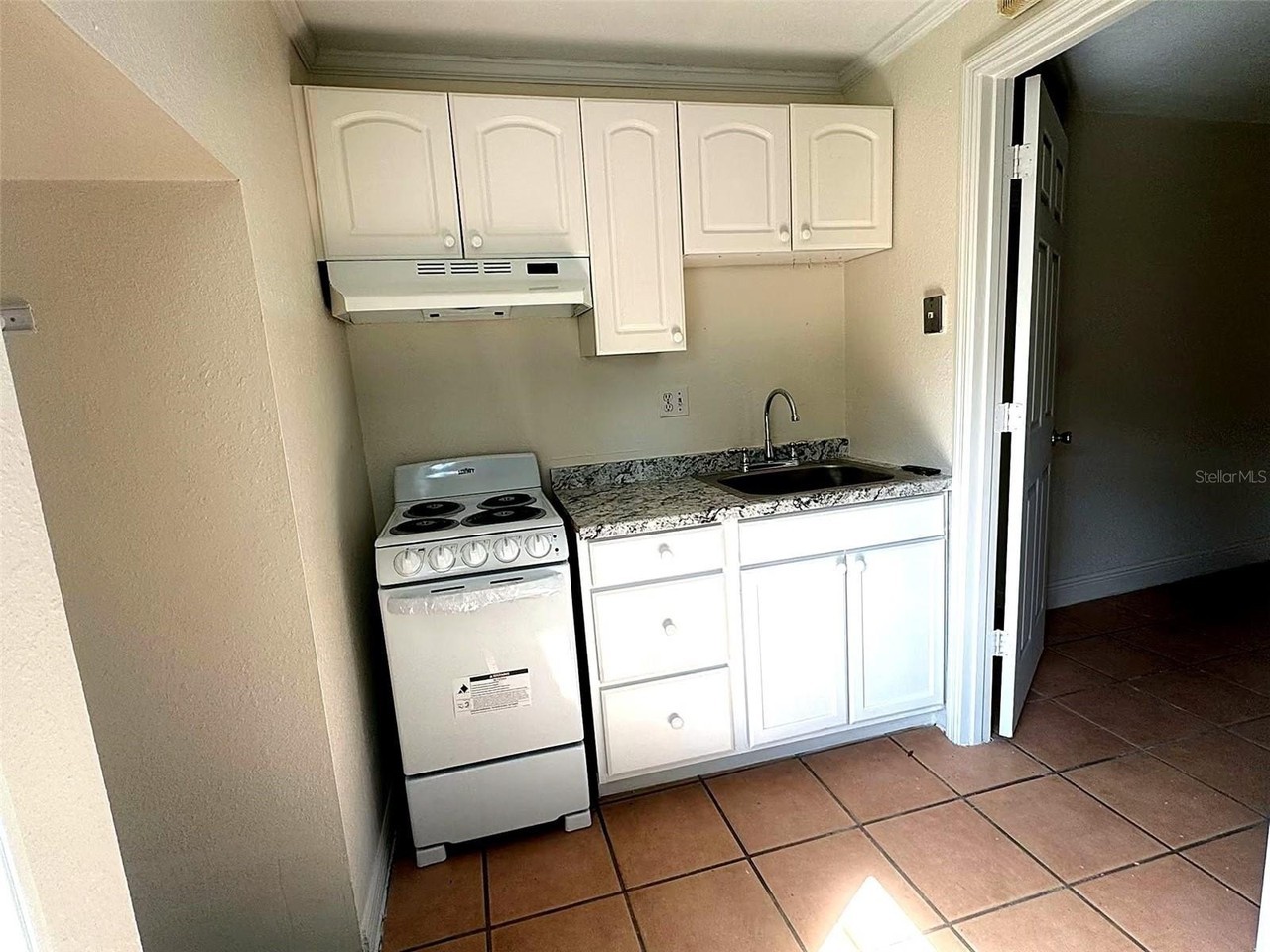 2506 E Jackson St - Photo 4 of 15