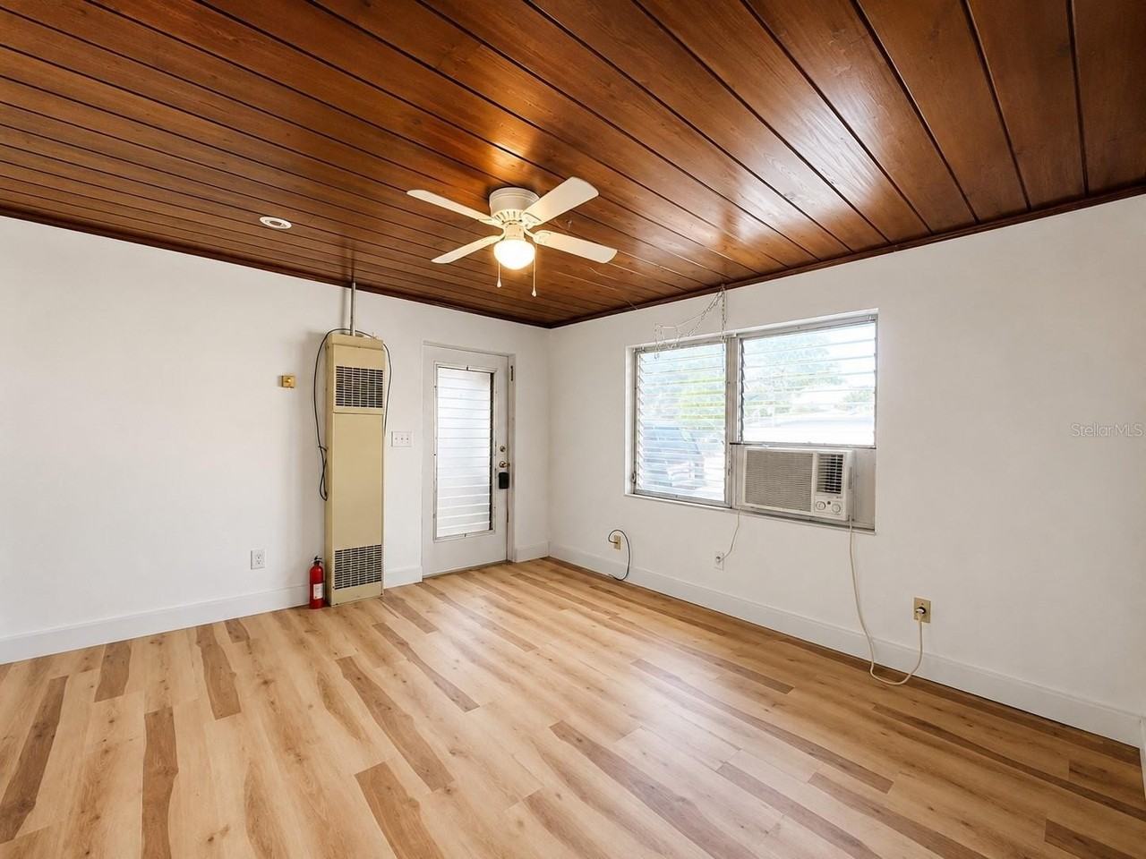 501 Avenue G Se #B - Photo 2 of 8