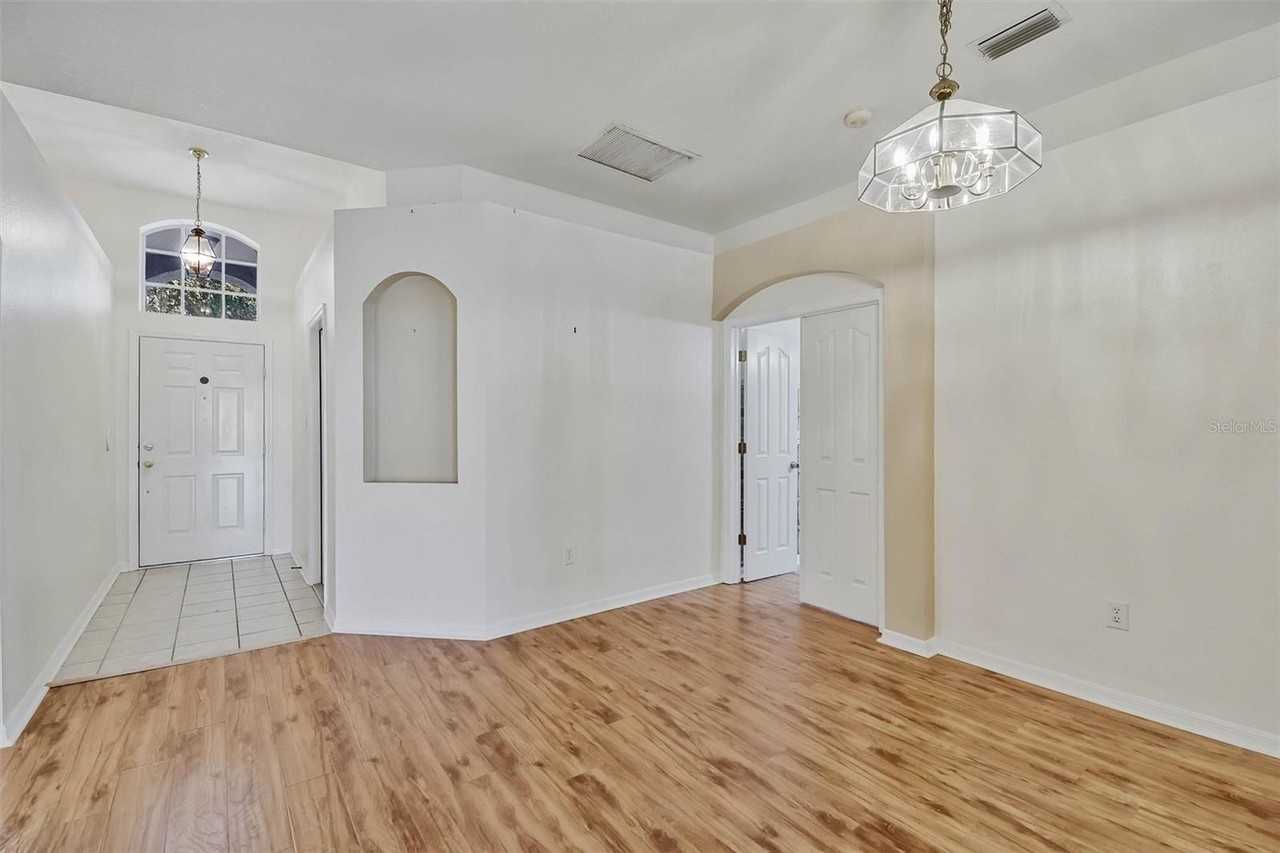 9909 Bridgeton Dr - Photo 6 of 43