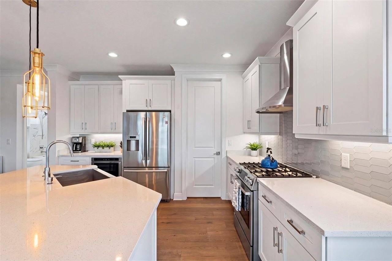 602 Sea Ct - Photo 4 of 50
