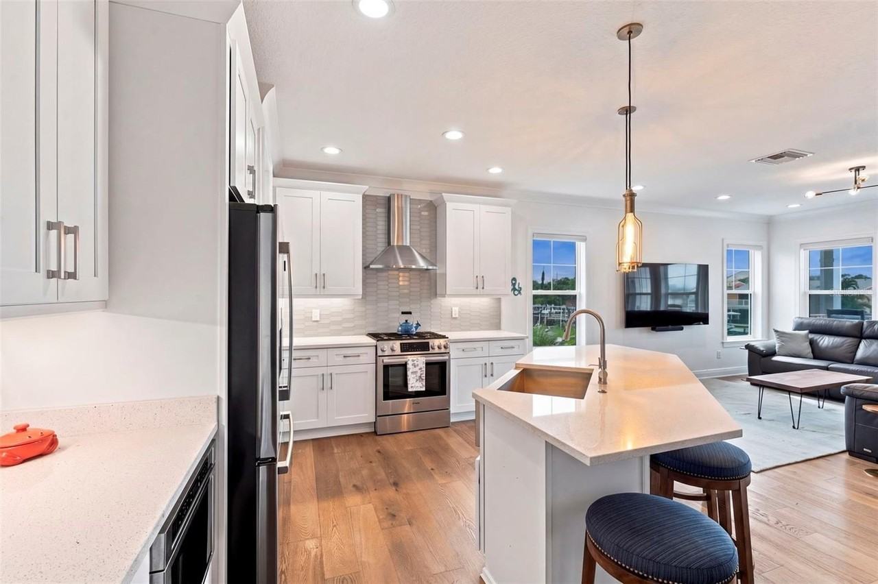 602 Sea Ct - Photo 7 of 50