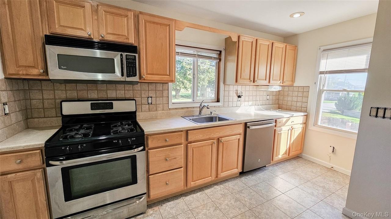 41 Birdsall Ave - Photo 4 of 13