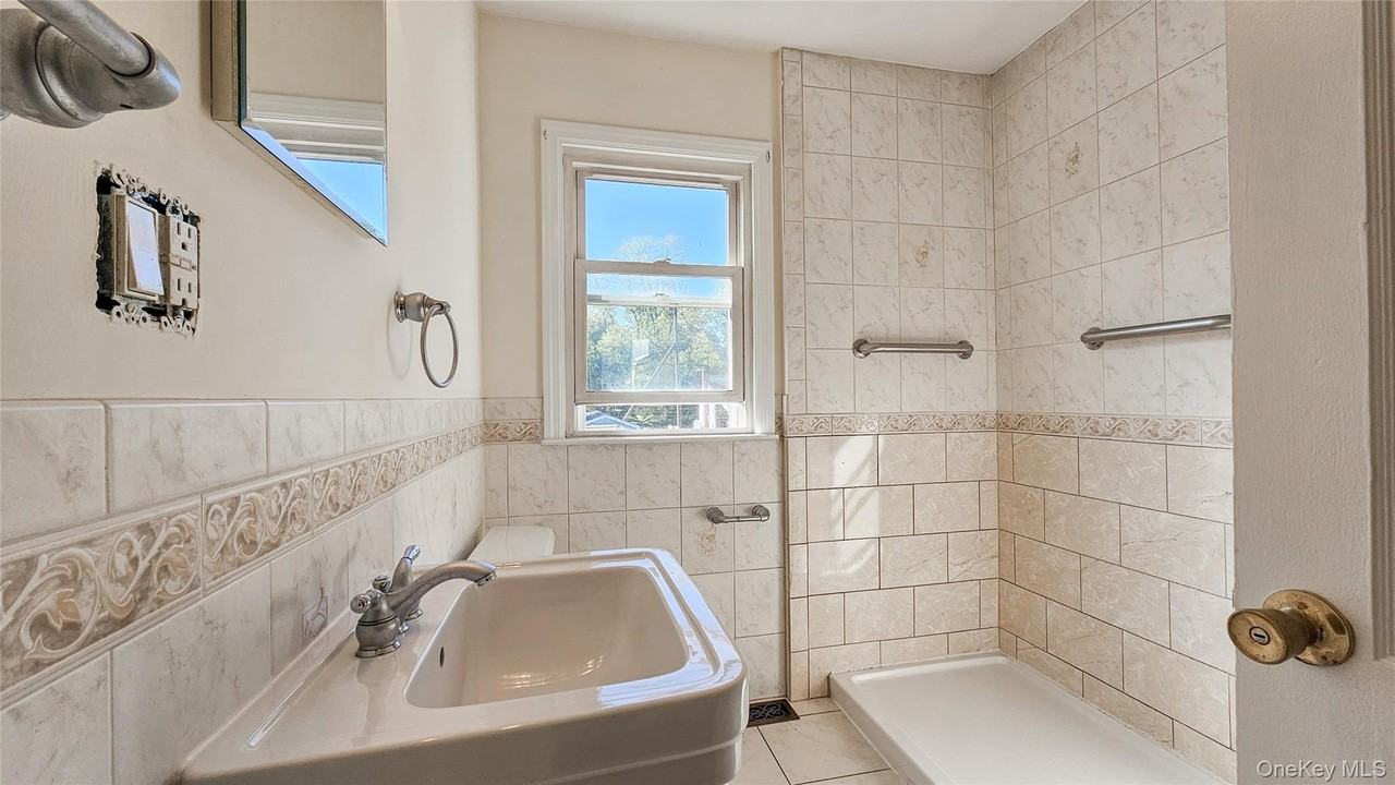 41 Birdsall Ave - Photo 5 of 13