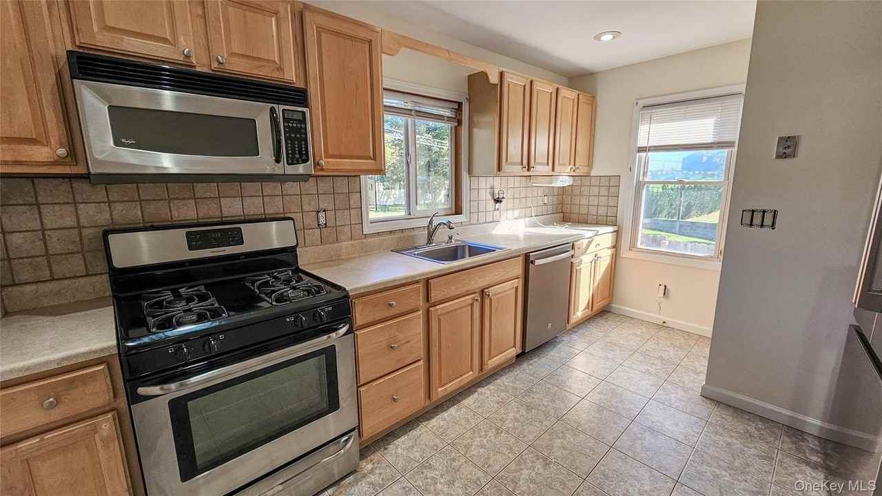 41 Birdsall Ave - Photo 7 of 13