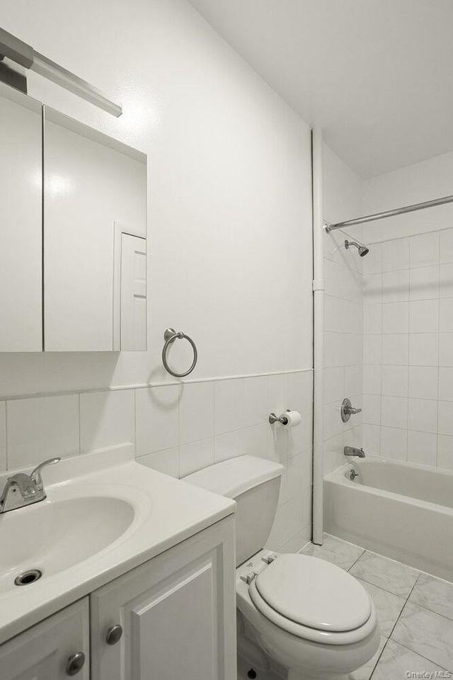 254 Vanderbilt Ave #3L - Photo 7 of 8