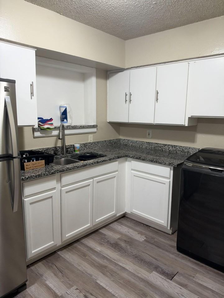 Cleardale Dr - Photo 7 of 40