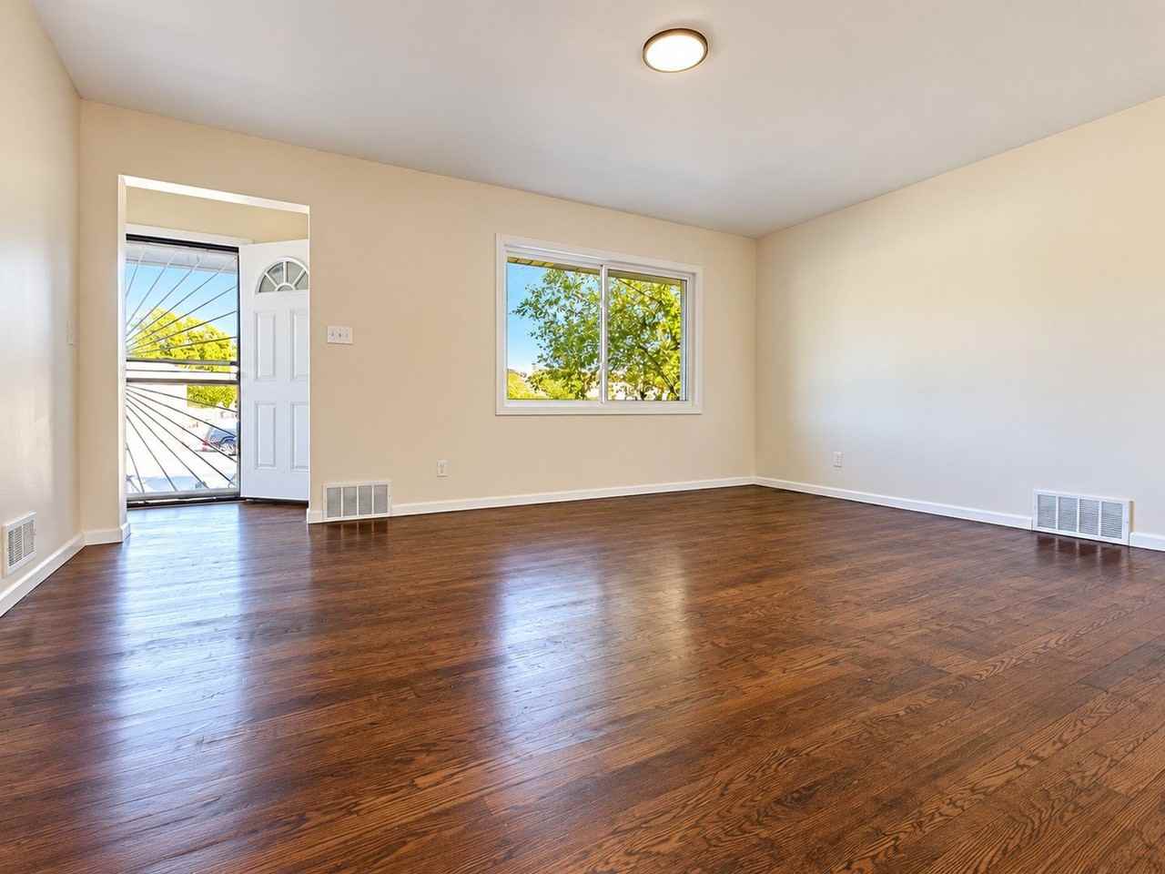 1304 Freeland Ave - Photo 3 of 11