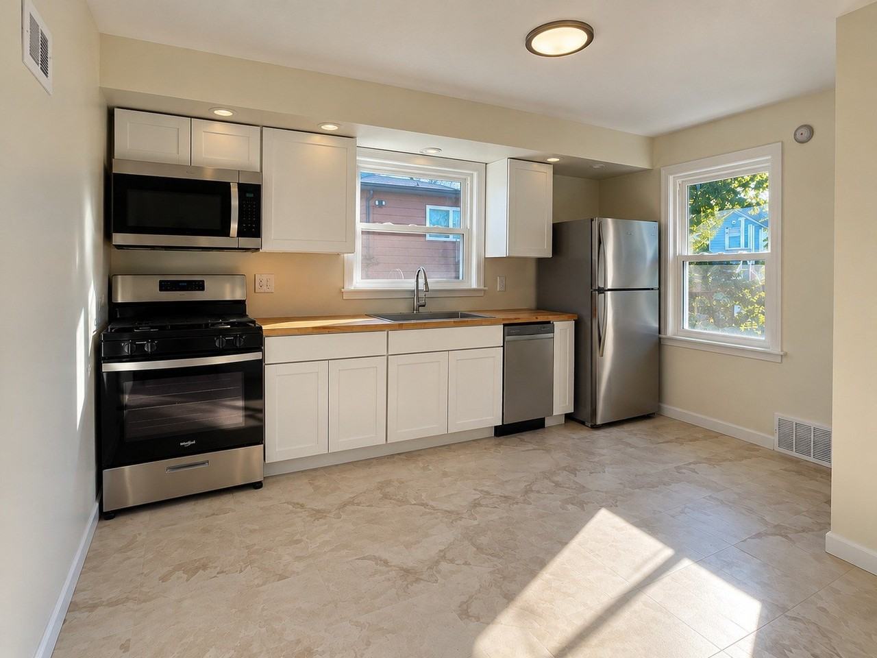 1304 Freeland Ave - Photo 4 of 11