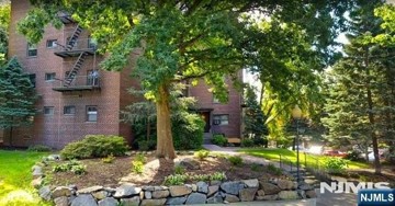 featured image of 3040 Edwin Ave #1J