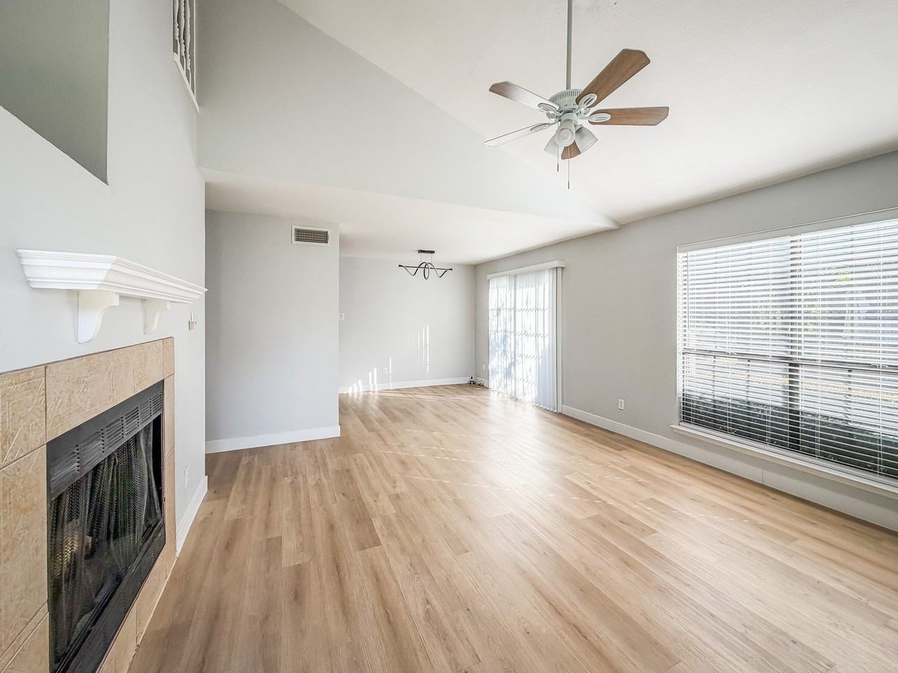 332 W Harwood Rd #B - Photo 5 of 28