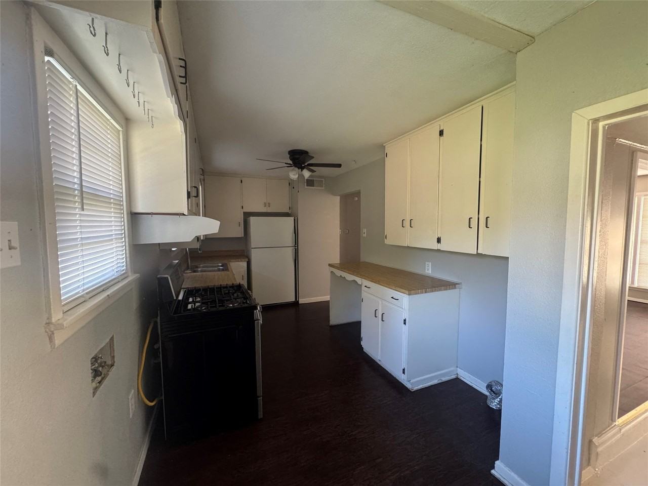 208 Barrett Dr - Photo 2 of 4