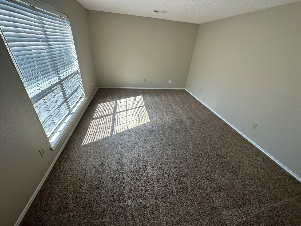 619 White Oak St - Photo 2 of 21