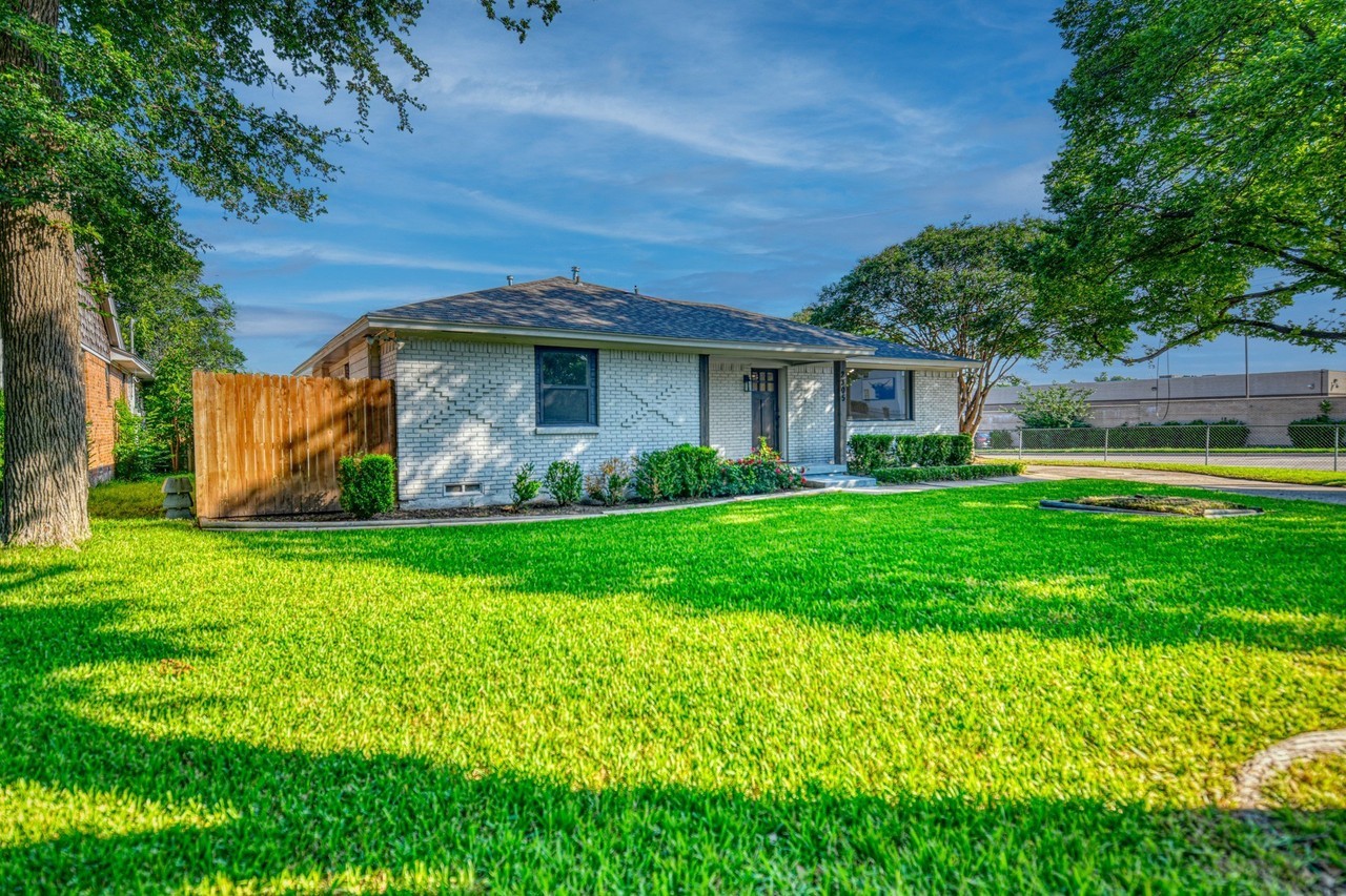 2305 Fenestra Dr - Photo 3 of 37