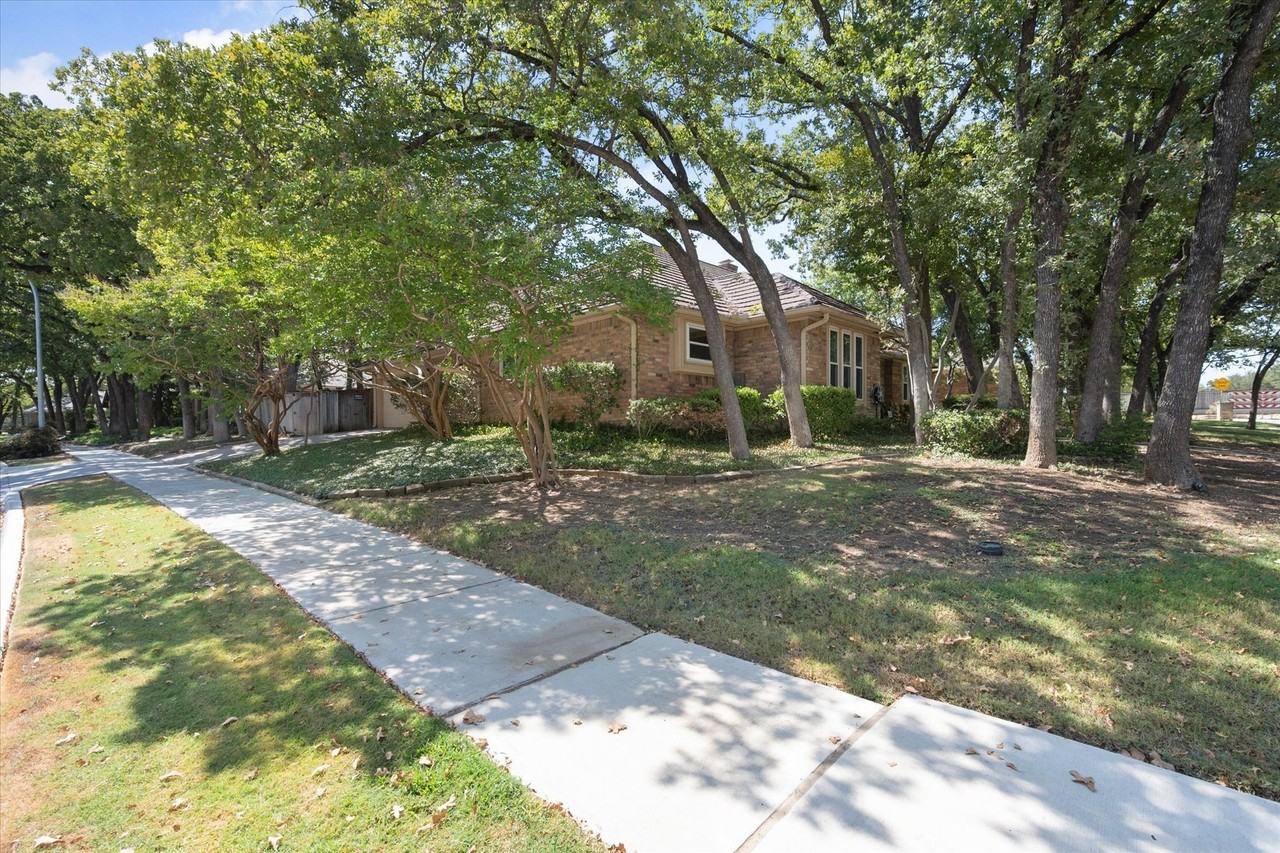 1919 Creek Wood Dr - Photo 2 of 31