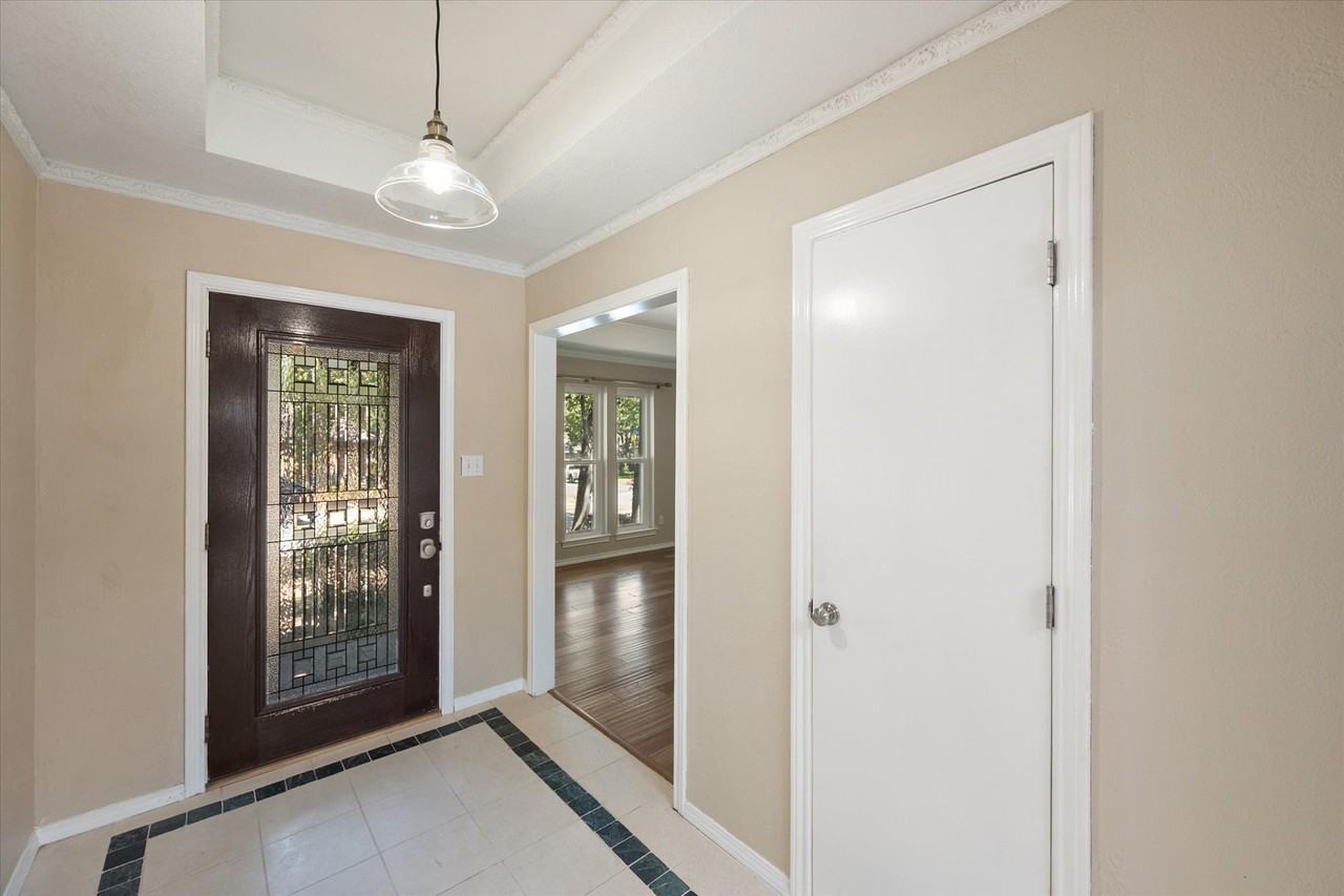 1919 Creek Wood Dr - Photo 4 of 31