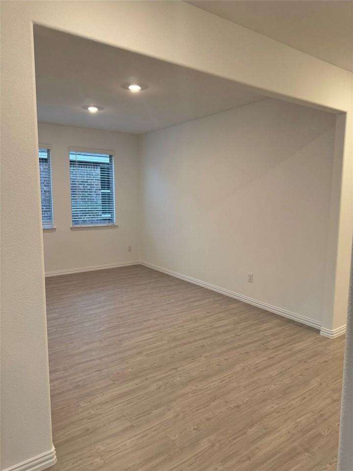 1305 Rousseau Dr - Photo 6 of 21