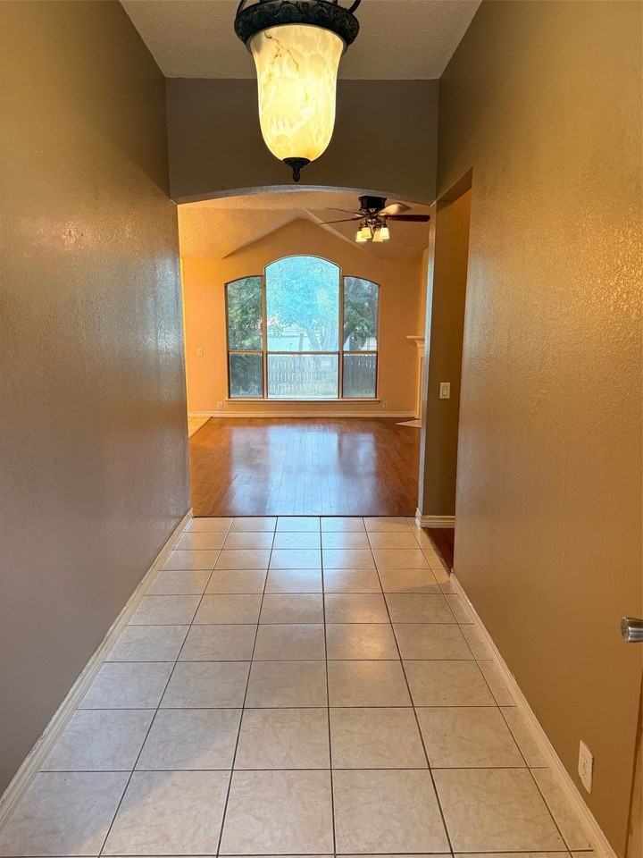 1123 Marshall Dr - Photo 3 of 14