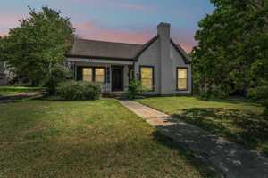 featured image of 720 E Walnut St