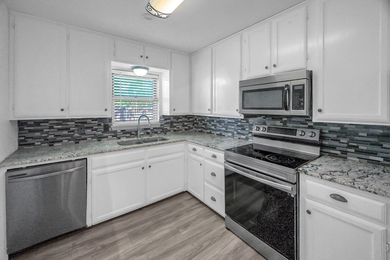 6503 Flamingo Rd - Photo 7 of 31
