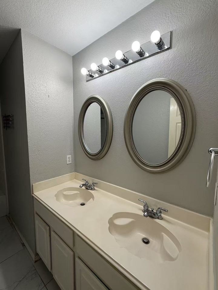 1307 Capstan Dr - Photo 3 of 30