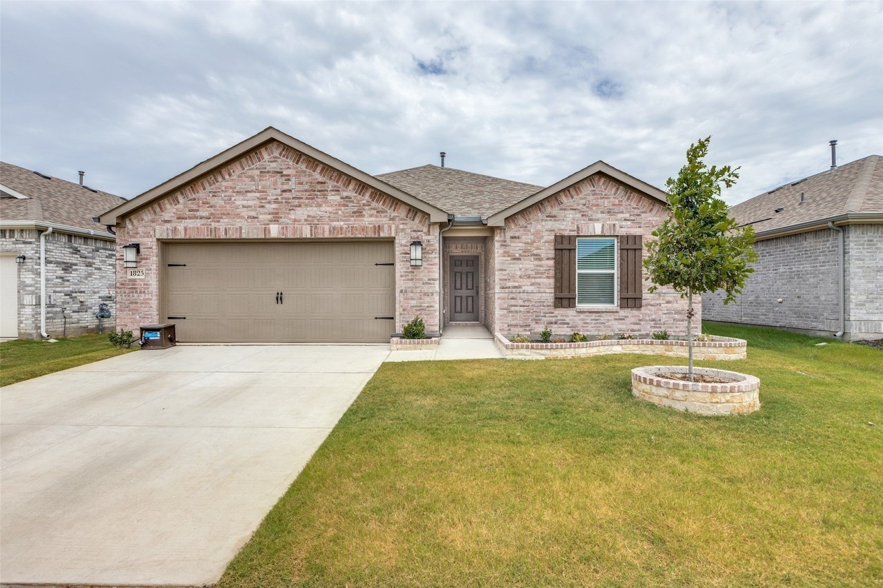 1825 Aslynn Cir - Photo 2 of 29