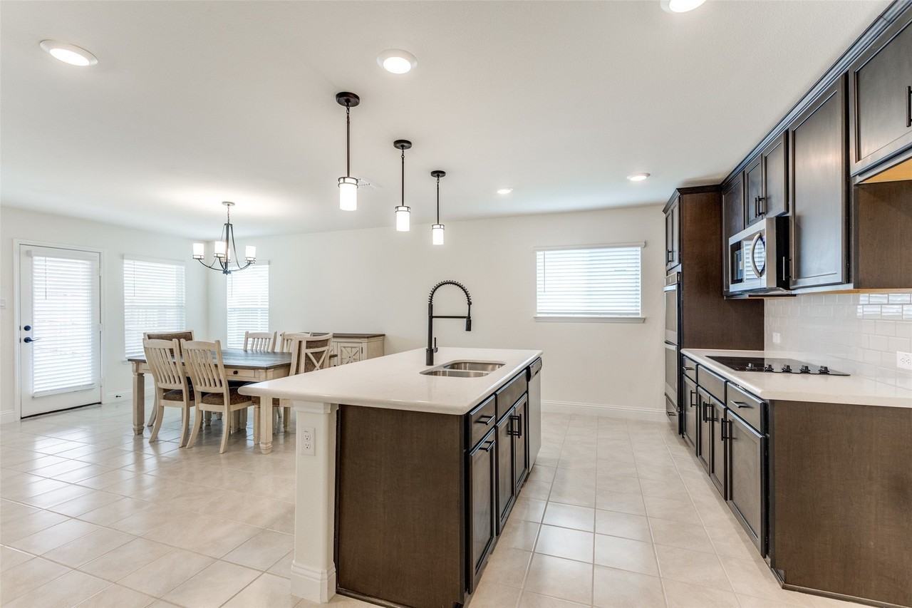 1825 Aslynn Cir - Photo 3 of 29