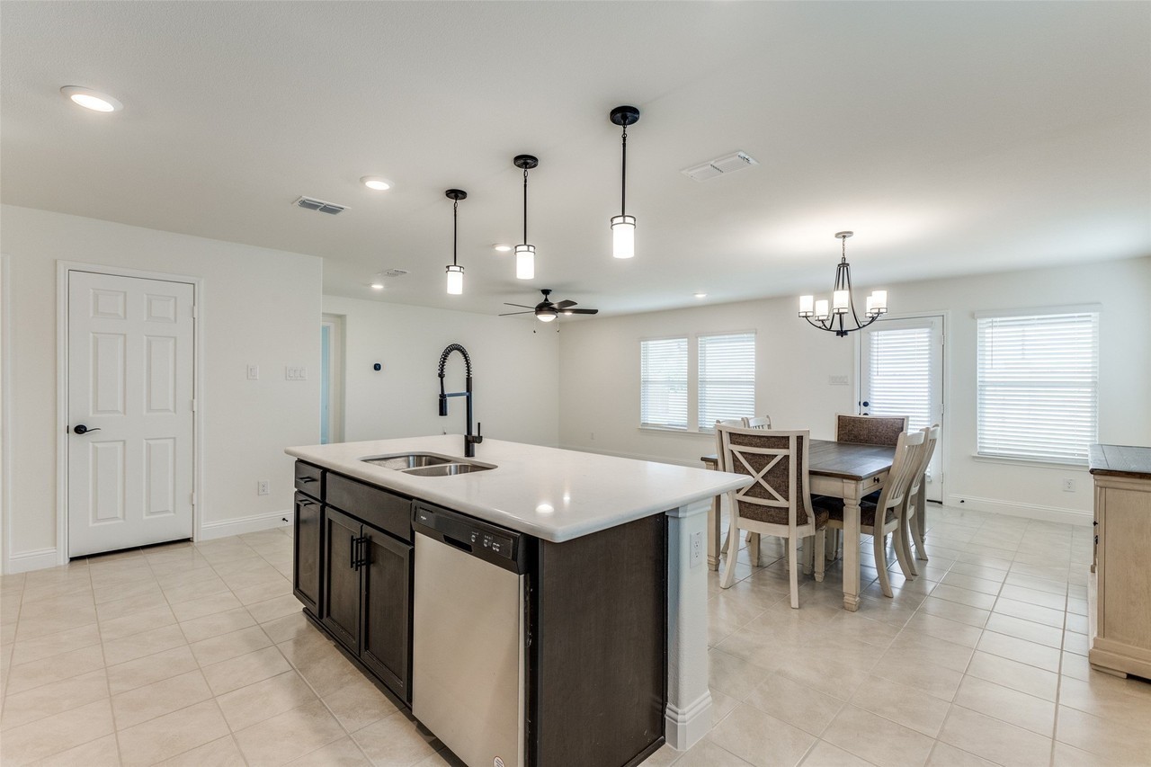 1825 Aslynn Cir - Photo 4 of 29