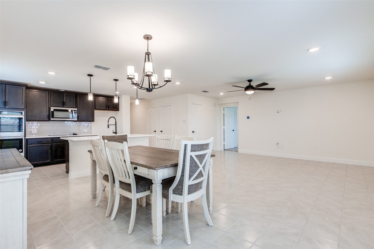 1825 Aslynn Cir - Photo 5 of 29