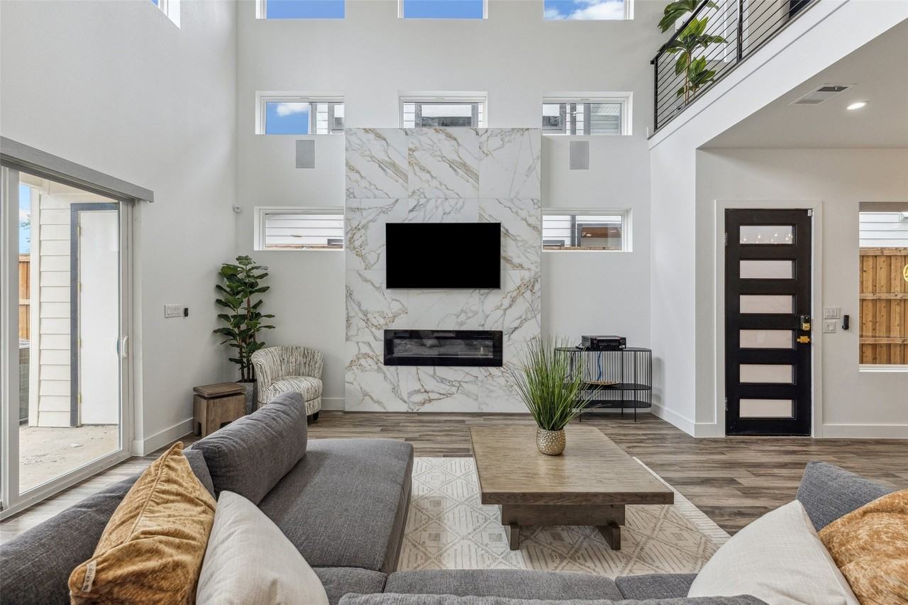 2427 Vagas St - Photo 3 of 30